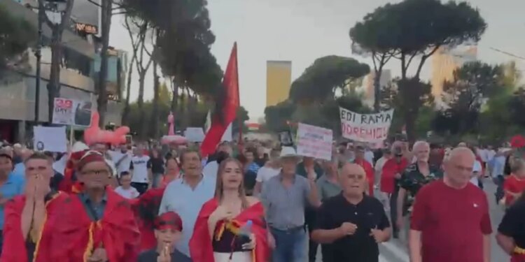 Live/ 38 ditë protestë në Tiranë, tubuesit para Kryeministrisë: Rama n'burg, Berisha n'burg