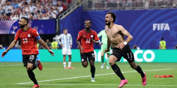Live Argjentinë-Egjipt: Ziko nxin kampionët e Botës, afrikanët shënojnë të dytin dhe shohin drejt çerekfinales (Video)
