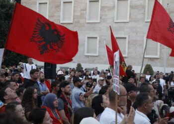 Live/ Dita 33-të e tubimit në Tiranë: mbyllen fjalimet para Kryeministrisë, protestuesit marshojnë drejt Komisariatit nr.3 Lironi çunat