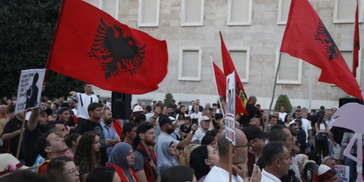 Live/ Dita 33-të e tubimit në Tiranë: mbyllen fjalimet para Kryeministrisë, protestuesit marshojnë drejt Komisariatit nr.3 Lironi çunat