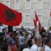 Live/ Dita 33-të e tubimit në Tiranë: mbyllen fjalimet para Kryeministrisë, protestuesit marshojnë drejt Komisariatit nr.3 Lironi çunat