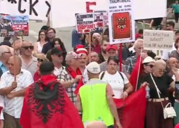 Live/ Dita e 32-të e tubimit në Tiranë, protestuesit marshojnë nga sheshi Skënderbej drejt Kryeministrisë: Revolucion