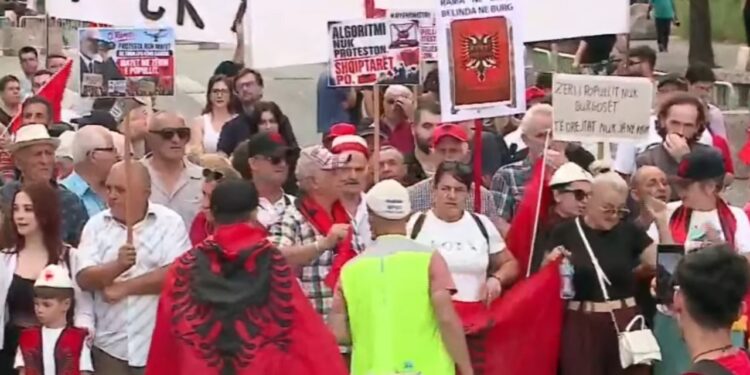 Live/ Dita e 32-të e tubimit në Tiranë, protestuesit marshojnë nga sheshi Skënderbej drejt Kryeministrisë: Revolucion