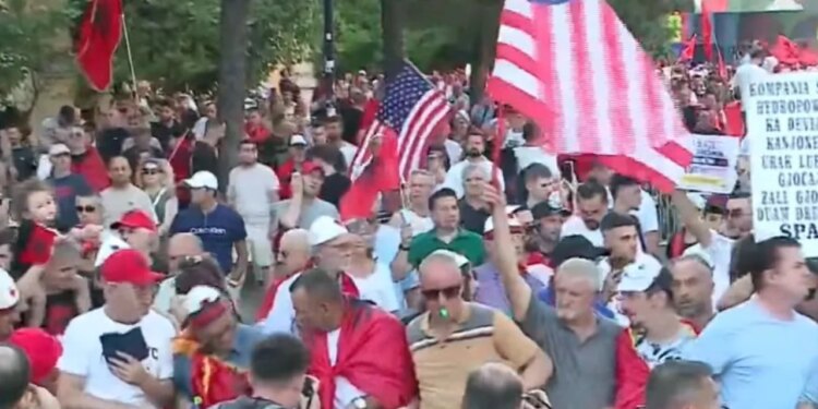 Live: Dita e 35-të e tubimit — Protestuesit mblidhen dhe nisin marshimin; Diaspora bashkohet: Mjaft më!