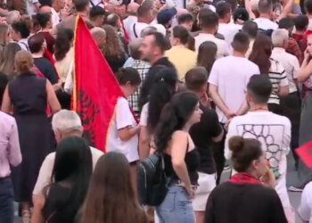 Live/ Policia tejkaloi kompetencat, dita e 32-të e tubimit në Tiranë; protestuesit nisin marshimin në rrugët e kryeqytetit