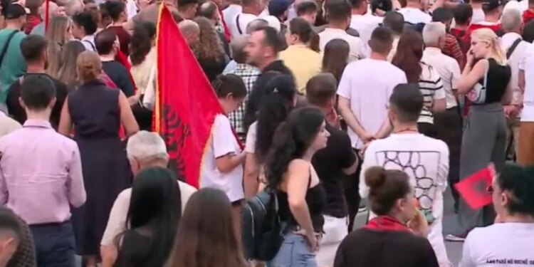 Live/ Policia tejkaloi kompetencat, dita e 32-të e tubimit në Tiranë; protestuesit nisin marshimin në rrugët e kryeqytetit