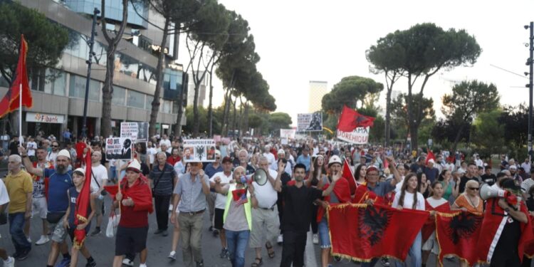 Live: Sot, dita e 40-të e protestës para Kryeministrisë; tubuesit këmbëngulin për të njëjtat kërkesa