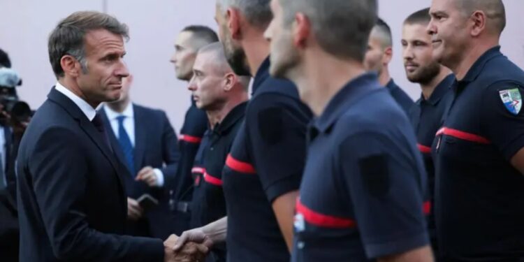 Macron paralajmëron: Zjarret në Francë janë më të rënda që nga Lufta e Dytë Botërore