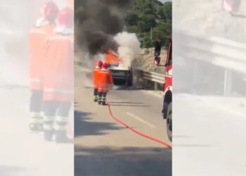 Makina përfshihet nga flakët dhe digjet plotësisht në Vlorë, nuk raportohet për të lënduar