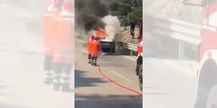 Makina përfshihet nga flakët dhe digjet plotësisht në Vlorë, nuk raportohet për të lënduar