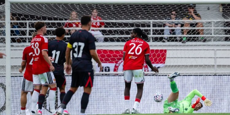 Manchester United nis keq fazën përgatitore; Djajtë e Kuq munden nga skuadra e yjeve të Hollywood-it