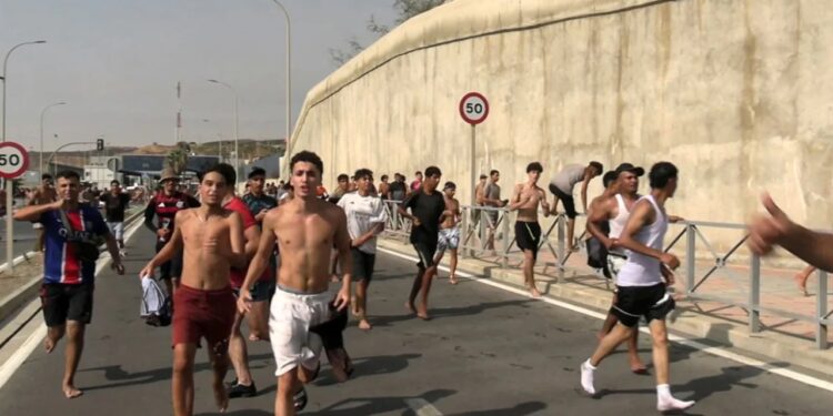 Marokenët pushtojnë qytetin spanjoll: 60 mijë hyjnë në Ceuta, 34 viktima; BE kërkon kthime të shpejta