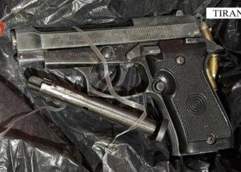 Mbante pa leje në banesë pistoletë me 7 fishekë, arrestohet në Bërxullë të Tiranës 43-vjeçari