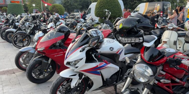 Mbi 1 mijë motoristë në Moto Fest, Pogradeci pushtohet nga motorët