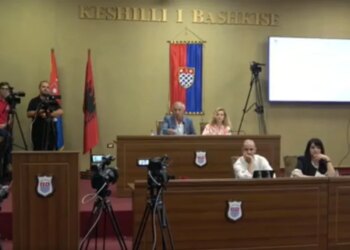 Mbledhja e Këshillit Bashkiak në Shkodër nis me një minutë heshtje për tragjedinë me tre viktima në Postribë