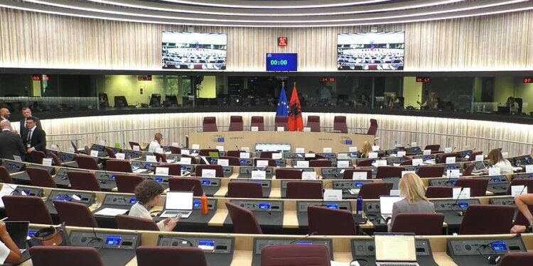 Mbledhja e Stabilizim-Asociimit Shqipëri-BE: Zyrtari i KE inkurajon protesta paqësore, thotë Tirana zyrtare ka avancuar në mënyrë mbresëlënëse