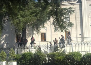Mbyllet seanca plenare; protestuesit presin deputetët jashtë Kuvendit dhe tentojnë t’i gjuajnë me vezë