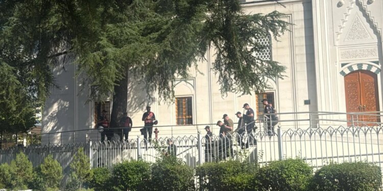 Mbyllet seanca plenare; protestuesit presin deputetët jashtë Kuvendit dhe tentojnë t’i gjuajnë me vezë