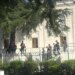 Mbyllet seanca plenare; protestuesit presin deputetët jashtë Kuvendit dhe tentojnë t’i gjuajnë me vezë