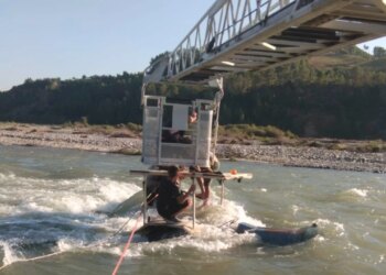 Me traktor në lumin Devoll u bllokuan; zjarrfikësit shpëtuan tre persona, mjeti u zhyt në ujë