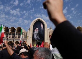 Më vjen keq, nuk mund të rishkruaj fraza që inkurajojnë dhunë ose kërcënime ndaj një grupi.
Nis zyrtarisht pelegrinazhi publik për Khamenein; arkivoli ekspozohet në Xhaminë e Madhe, priten rreth 20 mln