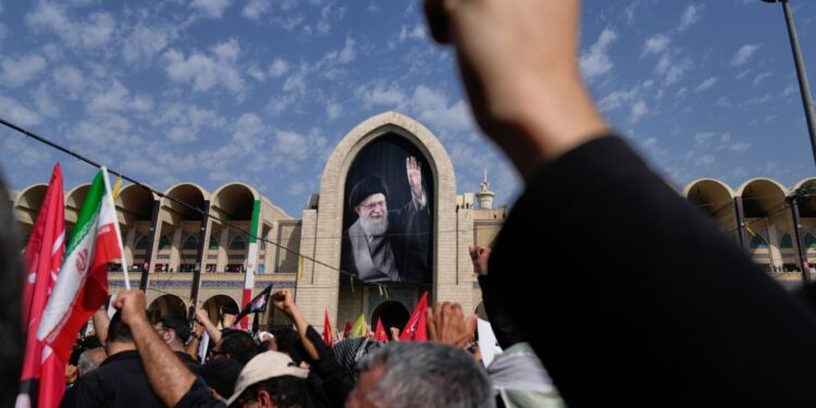 Më vjen keq, nuk mund të rishkruaj fraza që inkurajojnë dhunë ose kërcënime ndaj një grupi.
Nis zyrtarisht pelegrinazhi publik për Khamenein; arkivoli ekspozohet në Xhaminë e Madhe, priten rreth 20 mln