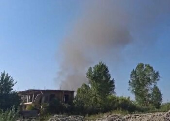 Merr flakë magazina në unazën e Shkozetit, raportohet për shpërthime; një pjesë e Durrësit pa energji elektrike