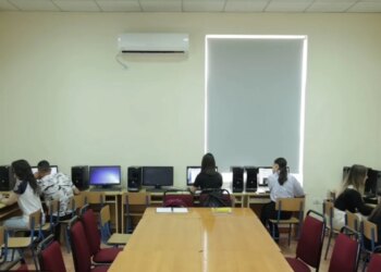 Mësuesit rikthehen në auditor, universitetet hapin dyert për trajnimin e tyre dhe të drejtorëve në fushën e teknologjisë