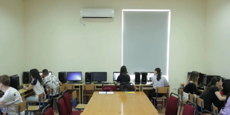 Mësuesit rikthehen në auditor, universitetet hapin dyert për trajnimin e tyre dhe të drejtorëve në fushën e teknologjisë