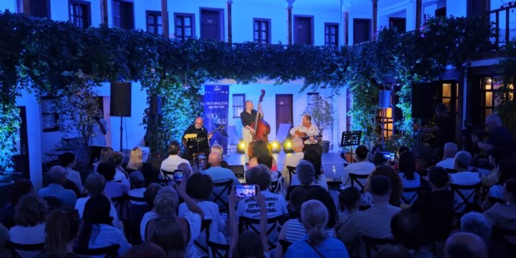 Mik Festival në Korçë çel siparin me edicionin e nëntë dhe artistë shqiptarë e ndërkombëtarë