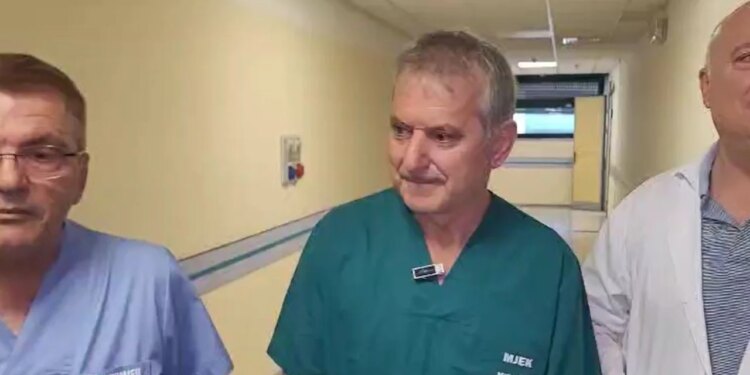 Mjekët në Durrës kryejnë ndërhyrje të vështirë te 52-vjeçari, përdorues i heroinës dhe bartës i HIV/AIDS; pacienti stabël