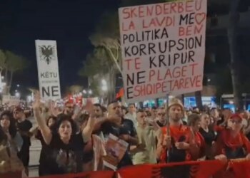 Mos e shisni protestën, tensione gjatë tubimit të 55-të përpara Kryeministrisë, kërkesat dhe itinerari nuk ndryshojnë