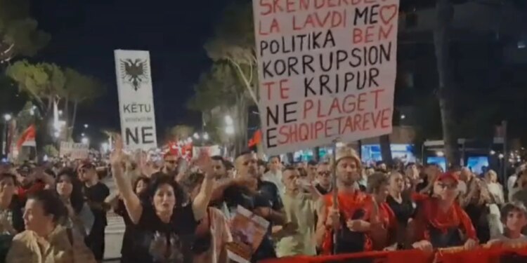 Mos e shisni protestën, tensione gjatë tubimit të 55-të përpara Kryeministrisë, kërkesat dhe itinerari nuk ndryshojnë