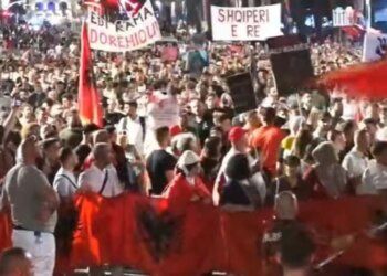 Mos gjuani, dy-tre gjuajnë gurë / Tubuesit s’bien dakord për vezë te Kuvendi të hënën: Unë i bleva, por…