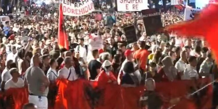 Mos gjuani, dy-tre gjuajnë gurë / Tubuesit s’bien dakord për vezë te Kuvendi të hënën: Unë i bleva, por…