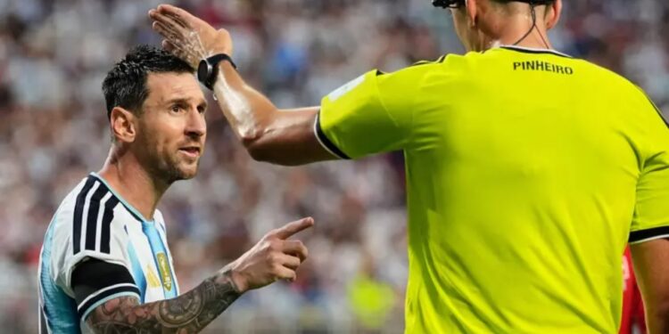 Mos trego mungesë respekti ndaj meje — Messi përplaset me arbitrin portugez, rrjeti shpërthen