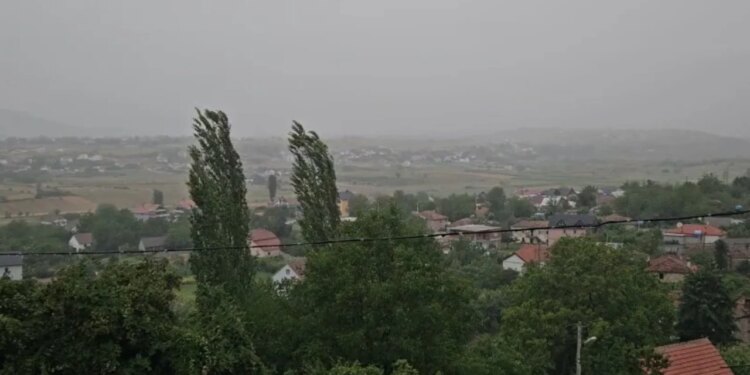 Moti i keq në qarkun e Kukësit: stuhi dhe rrëshqitje dherash, vështirësohet qarkullimi në disa akse