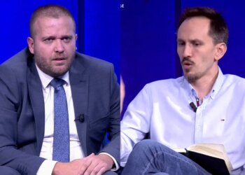 Muçi në Top Story: Protestë paqësore para parlamentit; deputeti socialist: Pjesë e popullit, pse nuk na hidhni vezë?