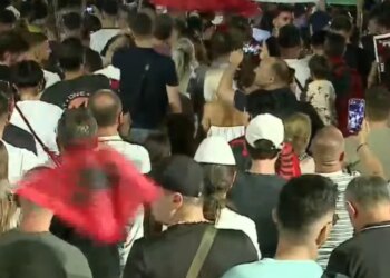 Na quajnë sorra e korba, por harrojnë... Tubuesit ditën 43-të të protestës nisin marshimin pas fjalimeve para Kryeministrisë