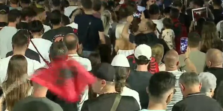 Na quajnë sorra e korba, por harrojnë... Tubuesit ditën 43-të të protestës nisin marshimin pas fjalimeve para Kryeministrisë