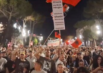 Na quajnë sorra e korba, por harrojnë… Dita 43 e protestës, tubuesit përfundojnë marshimin pas fjalimeve para Kryeministrisë