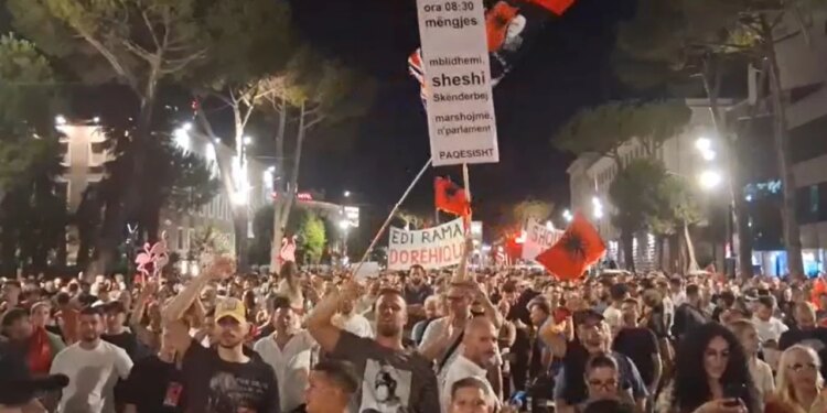 Na quajnë sorra e korba, por harrojnë… Dita 43 e protestës, tubuesit përfundojnë marshimin pas fjalimeve para Kryeministrisë