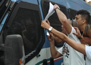 Ndërhyrje banale përfundoi tragjikisht: Djali maroken vdiq në duart e policisë italiane; kamerat e trupit tregojnë 20 minuta