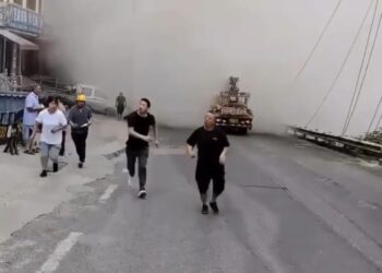 Ndërtesat shemben nga rrëshqitja masive e dheut, njerëz të bllokuar nën rrënoja