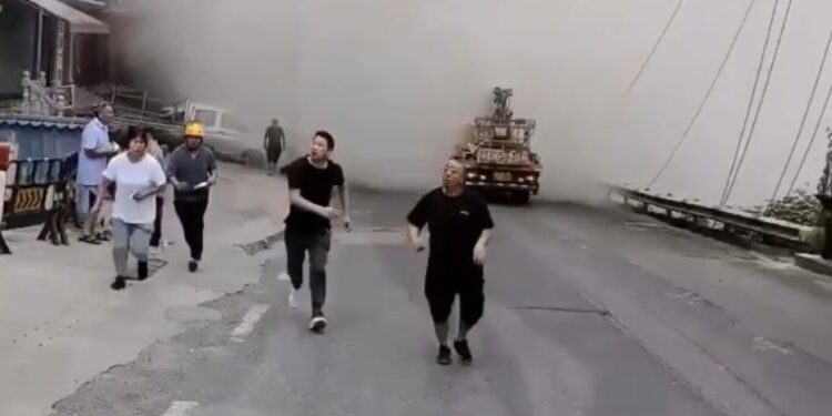 Ndërtesat shemben nga rrëshqitja masive e dheut, njerëz të bllokuar nën rrënoja