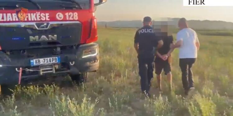 Ndezën zjarr në tokat e tyre bujqësore, flakët dolën jashtë kontrollit; në pranga 58-vjeçari në Fier, procedohet tjetri