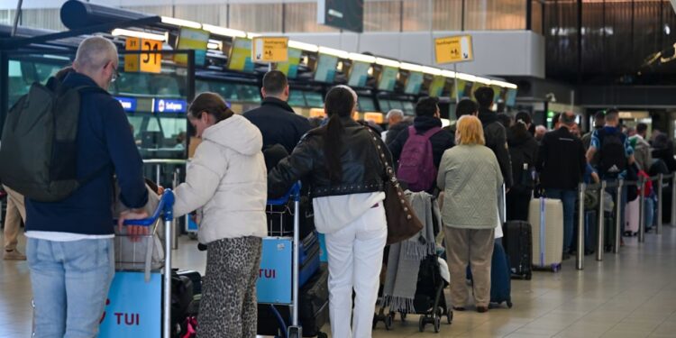 Ndryshojnë planet për udhëtimet evropiane; sistemi i ri i autorizimit online shtyhet pas kaosit në kufijtë e BE-së
