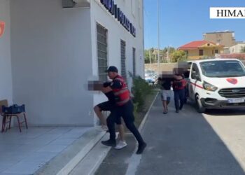Në Borsh arrestohen tre të rinj për tentativë grabitjeje kursimeve me pistoletë çakmak; njëri theu arrestin në shtëpi
