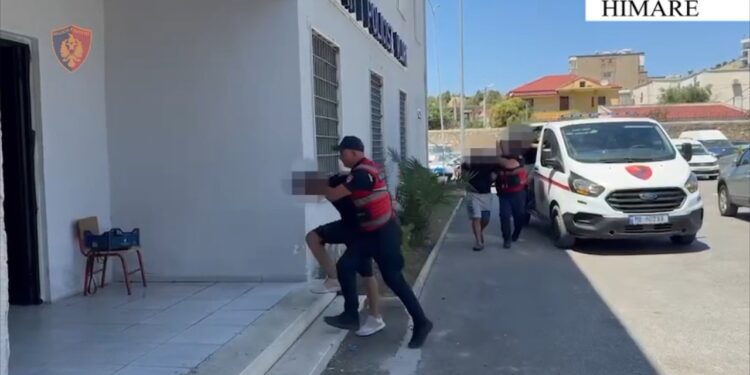 Në Borsh arrestohen tre të rinj për tentativë grabitjeje kursimeve me pistoletë çakmak; njëri theu arrestin në shtëpi
