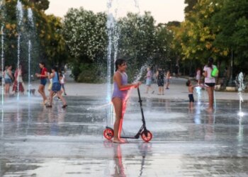 Në Greqi valë ekstreme të nxehtit, alarm portokalli për temperatura deri në 43°C dhe rrezik maksimal zjarresh